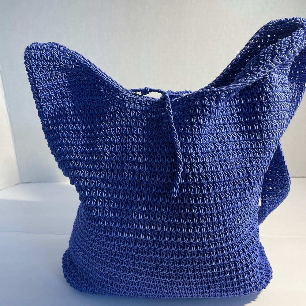 Vintage blue woven Kathy Lee collection hand bag.